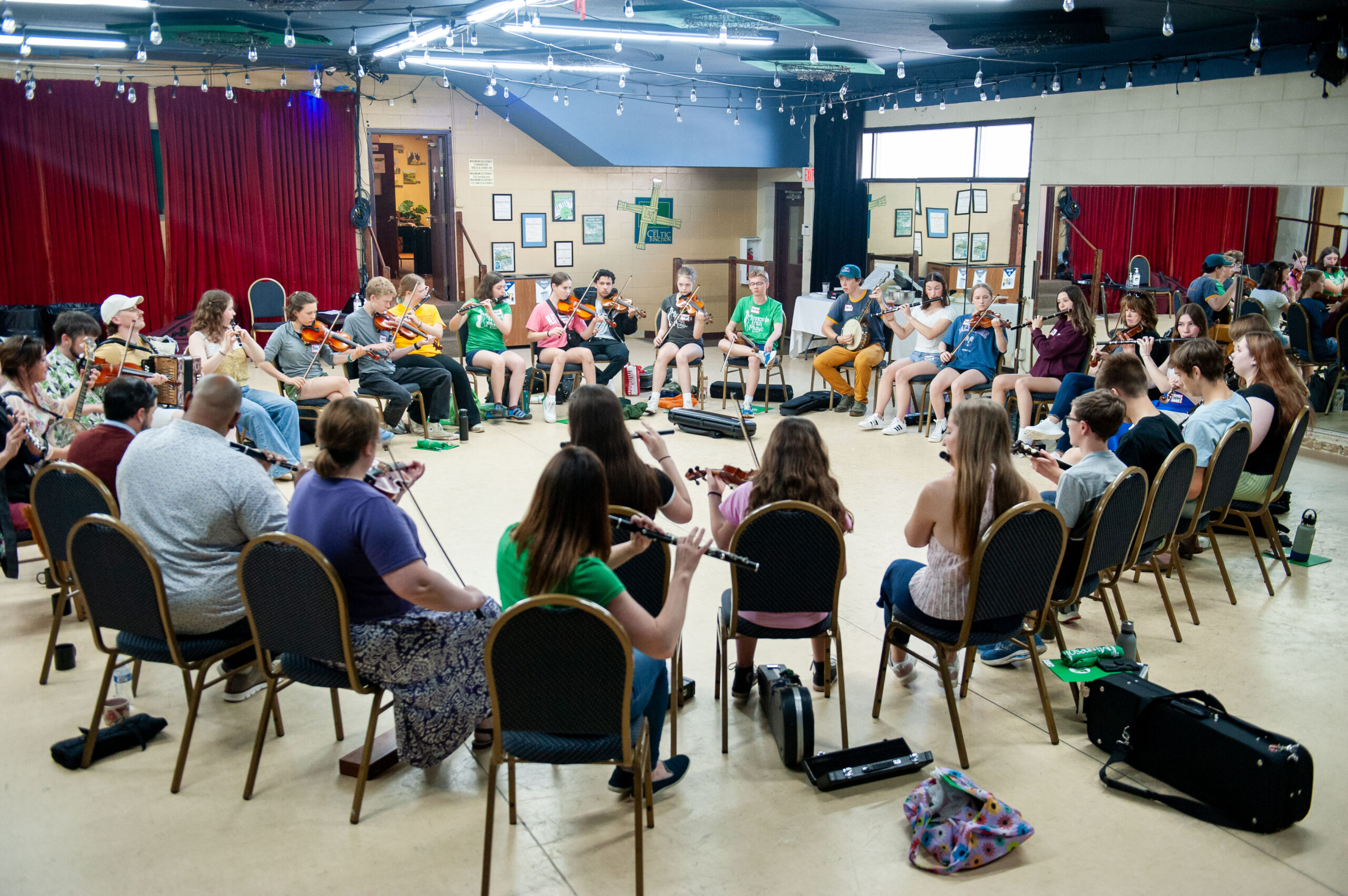 Students in the Intermediate-Advanced Teen Program kicked off the weekend by sharing some tunes with our visiting master artists. 