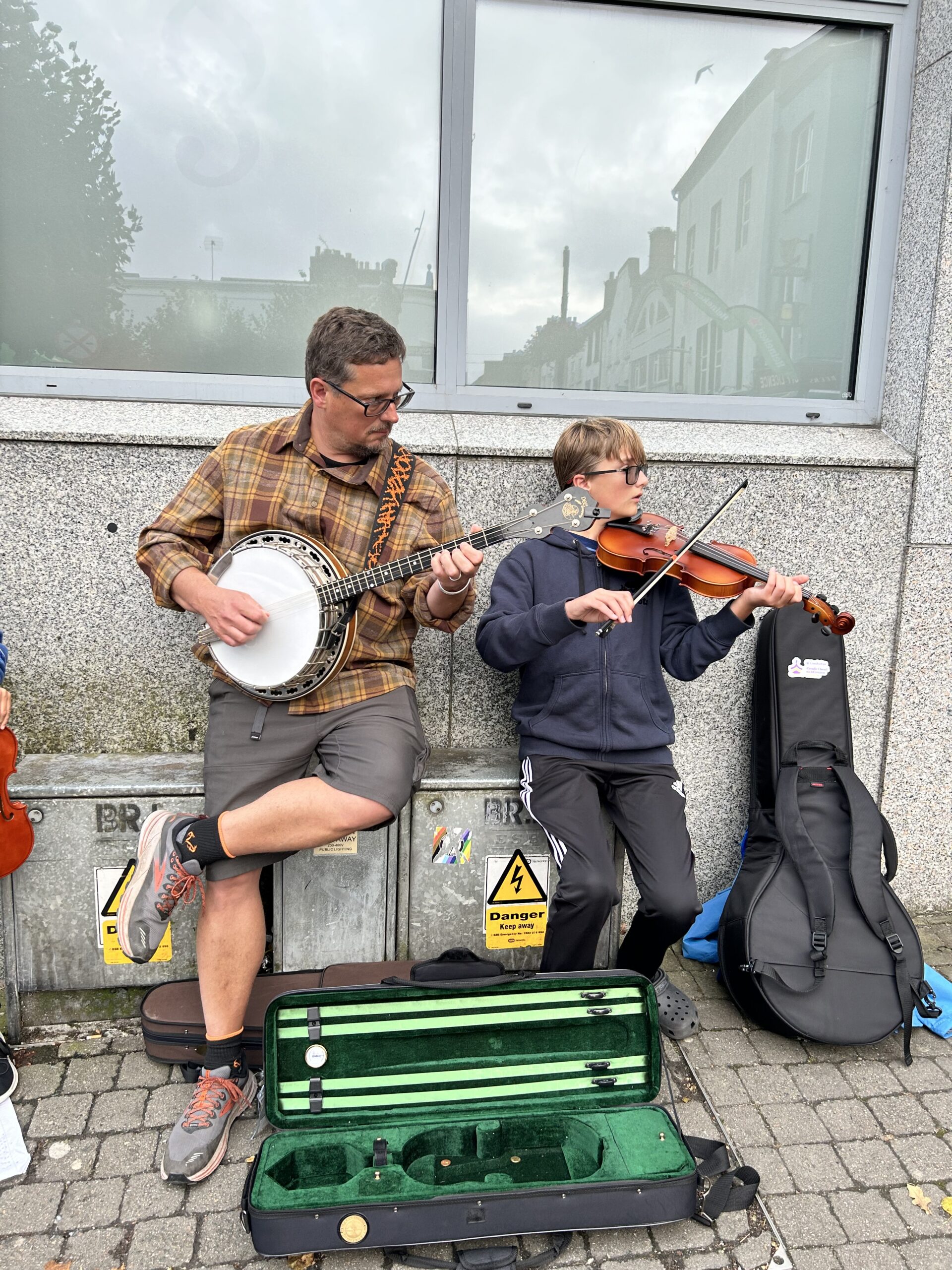 Father and son buskers Ben Crowe and Owen Crowe.